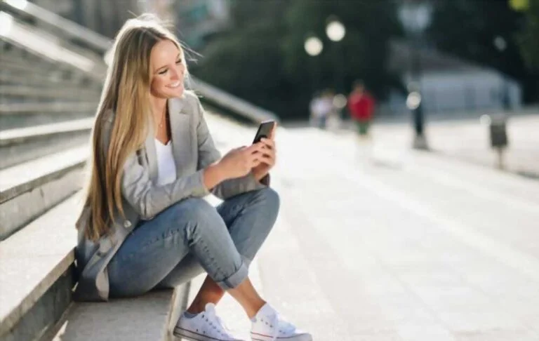 bootcut-vs-straight-leg-jeans